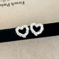 Zilveren hartvormige oorknopjes met granulaire textuur op een zwart fluwelen display - Zilveren Hart Oorknopjes (A-323)