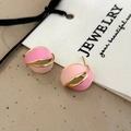 Detalle de pendientes vintage de esmalte rosa con diseño curvo superpuesto chapado en oro - Pendientes de Botón Rosas