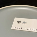 Primer plano de pendientes de plata con forma de frijol en una tarjeta de soporte - Plateado