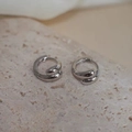 Macro di orecchini a cerchio intrecciati argento con design fluido e organico - Orecchino a goccia d'acqua argento
