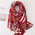 Écharpe ethnique en coton et lin avec motifs géométriques et pompons rouges - Rouge