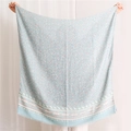 Dettaglio di sciarpa in cotone blu con motivi floreali e bordi geometrici etnici fini - Azzurro Floreale (SL2004-040) / 180*90