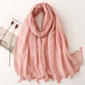 Nahaufnahme von rosa Leinenschal mit goldenen Schwalben-Prints und Fransen-Details - Rosa