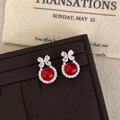 Detalle de pendientes de lazo plateados con resina roja y pavé de circonitas - Plata Resina Roja (Pendientes de Botón)