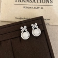 Detalle de pendientes de lazo plateados con ópalo blanco y piedras de circonita brillante - Plata Resina Blanca (Pendientes de Botón)