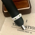 Detalle de anillo plateado retro con piedras verdes y textura de rayas verticales - Anillo de Plata Con Circonia Verde
