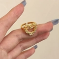 Eleganter vergoldeter offener Herzring mit sandgestrahlter Textur an einer Modelhand - Goldener Herz Ring