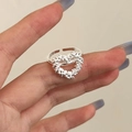 Detailansicht silberner Herzring mit glitzernder Textur und verstellbarer offener Schiene - Silberner Herzring