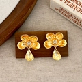 Detailansicht der goldenen Vintage-Blumenohrringe mit Kristallen und Wassertropfen - Gold