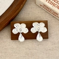 Détail de boucles d'oreilles fleur argentées avec zircon et pendentif goutte sur bois - Boucles d'Oreilles Combinaison Fleur Goutte d'Eau / Argenté