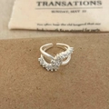 Makroaufnahme des silbernen Doppel-Crossover-Rings mit funkelndem Zirkon-Besatz - Silber