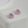 Orecchini a cuore in zircone rosa con alone di perle su scatola per gioielli bianca - Orecchini in Zircone Rosa Argento