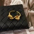 Elegante anello dorato a forma di fiocco, finitura lucida su pelle nera - Stile Fiocco Intrecciato Dimensionale Oro (C-382)