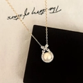 Dettaglio della collana di perle dorate con fiocco in zircone e bordo scintillante - Collana d'Oro Con Perla Bianca