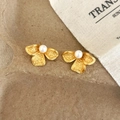 Details von Vintage Perlenohrringen in Gold mit Ginkgoblatt auf strukturiertem Grund - Goldene Blumenstecker