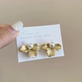 Orecchini a fiore dorati testurizzati con perla su elegante carta da esposizione - Oro