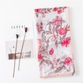 Détail macro d'une écharpe en coton et lin gris avec imprimé floral et bordure à pompons - Petite Fleur Rose (Avec dentelle rose)