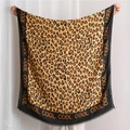 Dettaglio sciarpa leopardata con bordi neri, scritta cool e bordi con frange - 180*90CM / Stampa Leopardata Caffè (SL1910-030 Caffè)