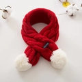 Détail de l'écharpe en maille rouge pour enfants avec pompons blancs et étiquette - Rouge
