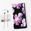 Détail d'une écharpe noire en coton avec imprimé floral et bordure à pompons fins - Fleur Noire (Avec pompon noir)