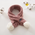 Détails de maille torsadée et pompons blancs sur cette écharpe d'hiver pour enfant - Violet Cuir