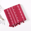 Sciarpa in cotone e lino rossa con stampa floreale, nappe e motivi geometrici - Rosso