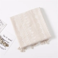 Dettaglio sciarpa in cotone lino beige con ricamo a punto croce bianco e nappe fini - Beige
