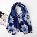 Sciarpa blu da donna con stampa floreale bianca e bordi rifiniti con frange - Stile a Fiori Grandi Blu Profondo (SL2202-027)
