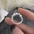 Detail von unregelmäßigen Silberperlen und weißen Perlen auf einem gedrehten Ringband - C-29 Silber Perlenring