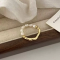 Eleganter französischer Perlenring mit unregelmäßigem Goldband auf Leinentablett - C-260 Goldener Naturperlenring