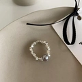 Französischer Ring mit unregelmäßigen Silberperlen und dunkelgrauer Perle auf Keramik - C-320 Zerstoßenes Silber Perlenring