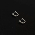 Vista macro de pendientes en T de plata con micro-incrustaciones de circonita cúbica - Aro de Circonita en Forma de T Plateado