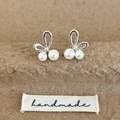 Détail de boucles d'oreilles oreilles de lapin argentées avec perles blanches - Boucles d'Oreilles Perles Noeud / Argenté