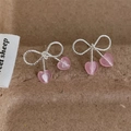 Boucles d'oreilles nœud argentées avec pendentifs cœur rose pastel en opale - Boucles d'Oreilles Clous Noeud Papillon Rose