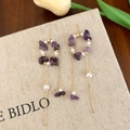 Détail des boucles d'oreilles dorées à pampilles avec pierres mauves et perles - Boucles d'oreilles à pompon violet