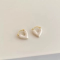Boucles d'oreilles cœur vintage français avec breloques nacrées et finition dorée - Style de Coeur Nacré Blanc (A-852)