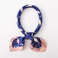 Carré de soie bleu marine avec imprimé flamant rose et finition satinée pour femmes - Bleu Royal