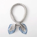 Détail d'un foulard en soie à rayures grises et bordure bleue noué autour du cou - Gris avec bordure bleu clair (SC-028 1#)