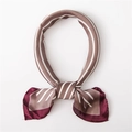 Dettaglio di sciarpa in seta a righe marroni e bordo bordeaux annodata in un anello - 70x70cm / Righe marroni e bianche con bordo rosso vino