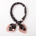 Vue détaillée d'un foulard carré en soie avec motifs flamants roses et texture satinée - Noir