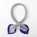 Détail d'un foulard carré en satin de soie avec rayures bleu roi et motifs en V - Bleu royal noir blanc patchwork (SC-028 5#)