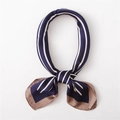Sciarpa di raso a righe blu navy e beige annodata ad anello su sfondo bianco puro - 70x70cm / Righe blu navy e crema con bordo caffè