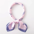 Détail d'un carré de soie rose avec motifs flamants roses et bordures violettes - Rose