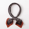 Elegante foulard a rombi a righe con bordo arancione annodato a fiocco di seta - 70x70cm / Righe bianche e nere con bordo caramello