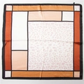 Dettaglio del motivo leopardato e geometrico su una sciarpa quadrata in cotone e lino - 70x70cm / Beige