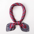 Carré de soie pour femme avec motifs géométriques en V bordeaux et bleu en forme de nœud - 70x70cm / Bordeaux (SC-029)