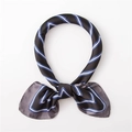 Dettaglio di un foulard in seta quadrato con motivi geometrici a V blu e bianchi su nero - 70x70cm / Nero (SC-029)