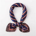 Dettaglio di un foulard in seta annodato con motivi a righe blu navy e arancioni - 70x70cm / Blu Notte (SC-029)