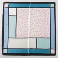 Dettaglio di sciarpa geometrica con stampa leopardata e blocchi di colore moderni - 70x70cm / Rosa