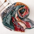 Écharpe bohème en coton et lin aux motifs géométriques et franges en vert foncé - Rouge & Vert